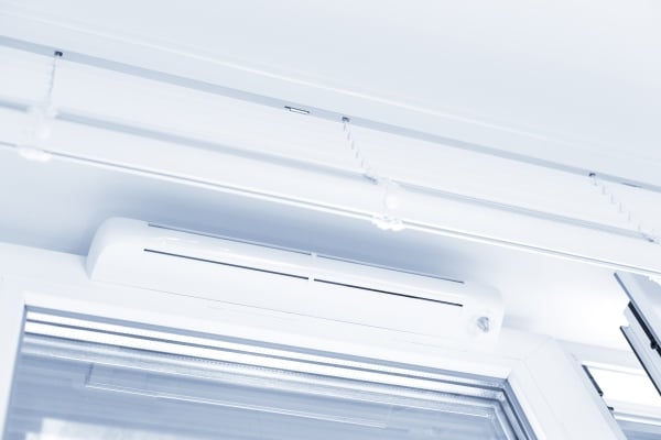 Poser des grilles de ventilation sur fenêtres : étapes & avantages