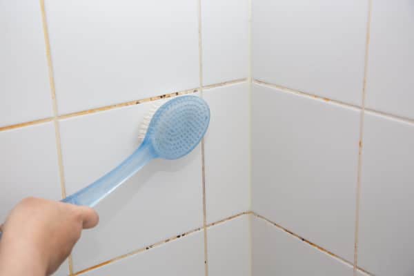 Nettoyer les joints de la salle de bain : 8 astuces - Maniaques