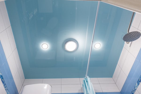 Comment changer une ampoule spot encastrable dans une salle de bain ?