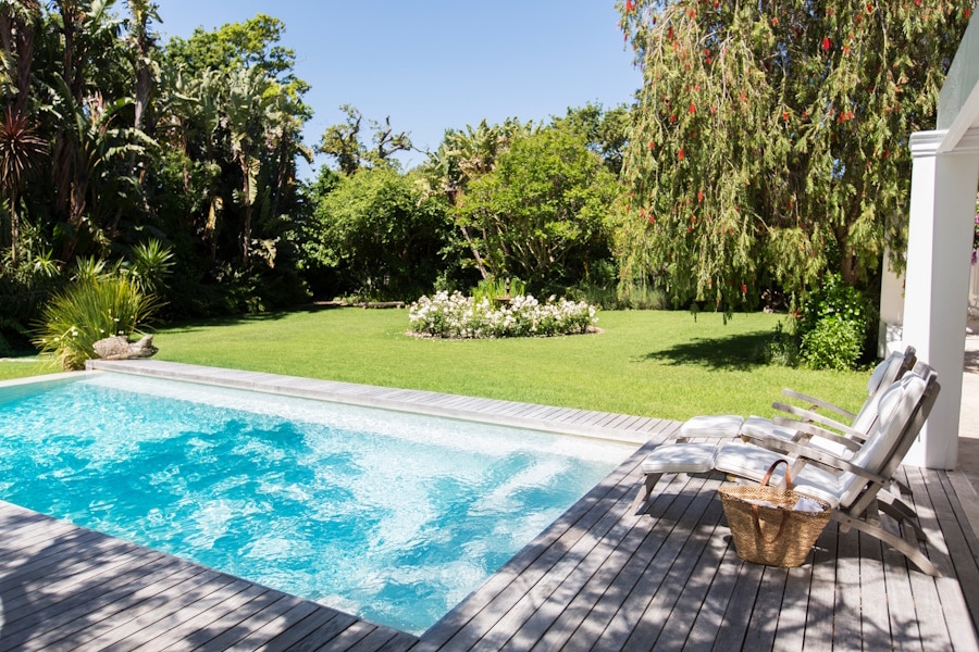 Aménagement d'une piscine extérieure en été